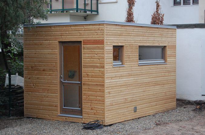 Jedná se o domek dřevěné konstrukce umístěný na stávající panelovou zpevněnou plochu bez