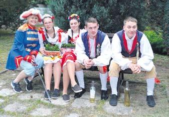 Ti pozvali účastníky do restaurace Tequila. Jinecký sbor měl tentokrát jen málo ZE ŽIOTA JINEC Foto: Anna Brotánková. íte, kde můžete ještě dnes vidět desetihaléře? Přece na turnajích v mariáši.