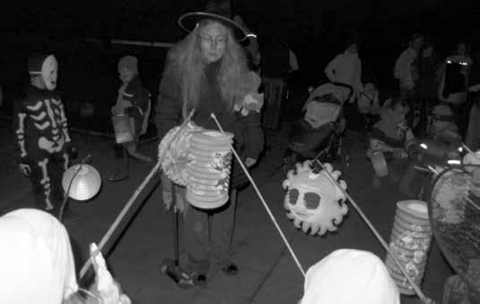 Dárcům brambor i autorům této dobrůtky ještě jednou děkujeme! Halloween Letos v teplém počasí, bez zimních čepic a rukavic, si smržovská strašidla uspořádala svou party na hřišti.