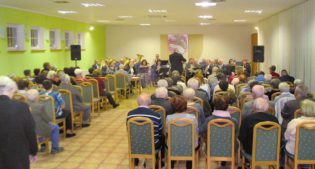 Posluchačům zvesela zanotovala Dechová hudba Polanka a Hudební sdružení Vítkovák. Zazněly populární melodie a písně v úpravě pro dechový orchestr, který vystoupil se svý- mi zpěváky.