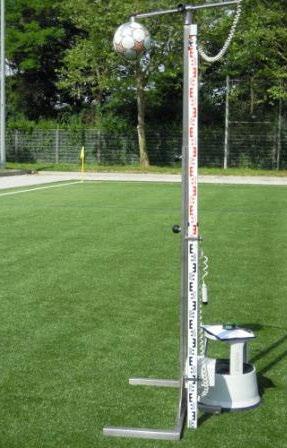 Měření výšky odskoku míče Míč se uvolní z výšky 2 m a poté se měří výška odskoku od povrchu.