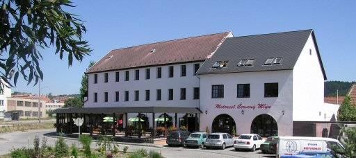 Prudkým stoupáním se dostaneme na třetí stanoviště, odkud je okouzlující výhled na Tišnov (obr. 32). Pokračujeme dále, aţ dorazíme k Velké skále (stanoviště 4). Stoupání uţ není tak prudké.