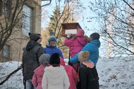 K jejich pozorování a poznávání obvykle postačí slušný dalekohled, některý z mnoha dostupných atlasů ptáků a dostatek trpělivosti.