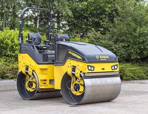 7. Cestný kĺbový valec vibračný Bomag BW 138 AD-5 Rozmery A 1 900 mm B 1 470 mm C 700 mm D 900 mm H 1 900 mm H2 2 700 mm K 340 mm L 2 840 mm O 44 mm S 18 mm W 1 380 mm Dĺžka Výška Transportná šírka