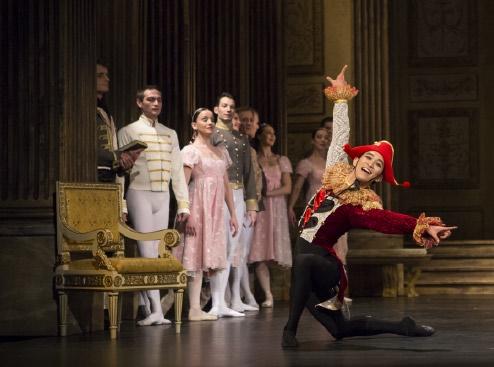Labutie jazaro (Seungyong Lee). Foto Joseph Marčinský. Choreograf Vladimir Malachov košickú re-interpretáciu klasického odkazu Labutieho jazera uchopil ako tancujúce živé obrazy začarovaných labutí.