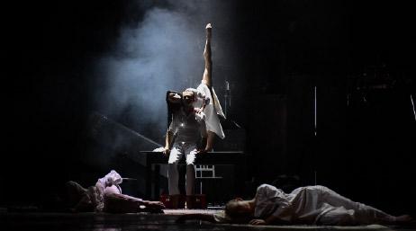 (S)tvoření (Maria Gornalova, Alexey Yurakov). Foto Michal Hančovský. Pešková se nechala inspirovat také texty taoistického filosofického spisu Tao-te- -ťing (Kniha o cestě a ctnosti).