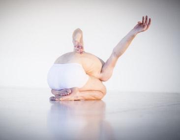 14. dubna 2018 Soma #8 Naše pokřivená společnost Čerstvě ověnčená Taneční inscenace roku 2017 Soma nadějného slovenského choreografa Martina Talagy byla uvedena jako součást soutěžního programu