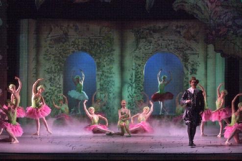 Don Quijote (Jan Kolda a sbor baletu) Foto Martin Popelář. evropských tvůrců i kvalitní celovečerní inscenace traktované v estetice taneční neoklasicky.