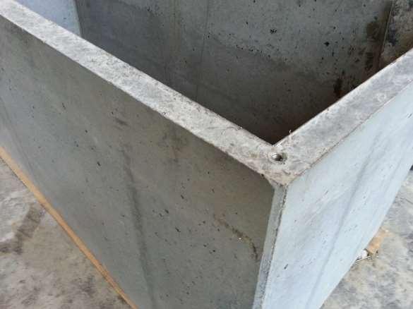 Ultra-vysokohodnotný beton sněhem. Dále byla zvolena nepříznivá kombinace zatížení skupinou osob stojících na střeše cyklopointu.