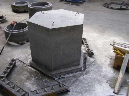 Po betonáži se do čerstvého betonu osadí vlastní polystyrénové jádro (obrázek 2-48).