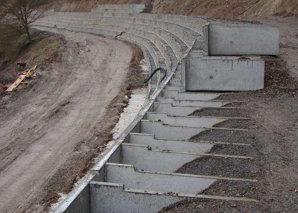 Aplikace cementových a betonových kompozitů v konstrukčních prvcích Obrázek 2-63 Smontovaná stěna 2.4.6.6 Závěry, komentář Realizace prefabrikovaného prvku opěrné stěny prokázala výhody aplikace vláknobetonu v tomto prvku.
