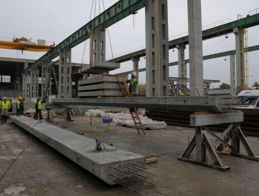Aplikace cementových a betonových kompozitů v konstrukčních prvcích rozpětí ve vzdálenosti 1,4 m od středu rozpětí nosníku.