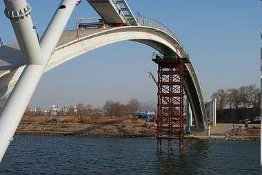 1 Most míru - Seonyu Bridge Pěší lávka přes řeku Han na ostrov Suyudo v Soulu (Korea) od francouzského architekta Rudy Ricciottiho byla uvedena do provozu v dubnu 2002 v souvislosti