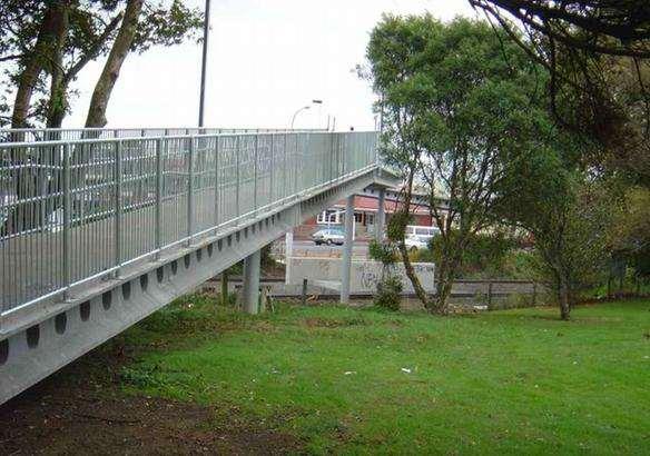 Ultra-vysokohodnotný beton vyrobení dovezeny na stavbu, sepnuty dohromady a předepnuty. Nakonec byly spojeny dohromady dvě poloviny oblouku monolitickým prvkem z Ductalu ve vrcholu oblouku.