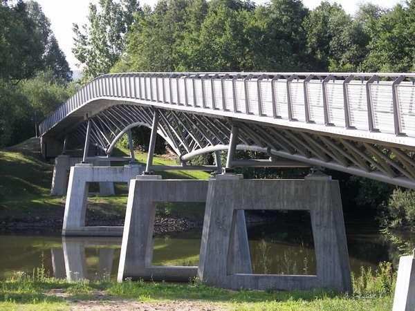 Aplikace cementových a betonových kompozitů v konstrukčních prvcích Obrázek 3-9 Lávka vyvinutá ve spolupráci s univerzitou v Kasslu V rámci přípravných prací byly