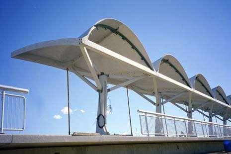 Ultra-vysokohodnotný beton 3.4.2 Střešní konstrukce 3.4.2.1 Zastřešení zastávky v Shawnessy (Kanada) Konstrukce byla oceněna jako vynikající konstrukce cenou fib.