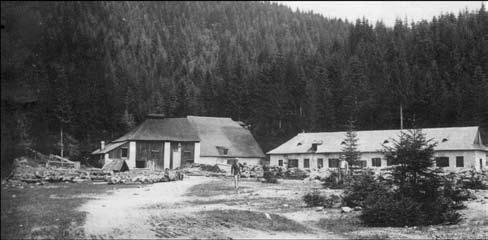 Špania Dolina, leží 11 km severne od Banskej Bystrice, na rozhraní Nízkych Tatier a Veľkej Fatry, v nadmorskej výške 728 m.
