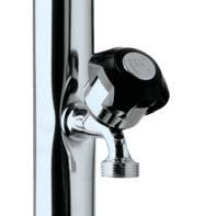 Sprchy Sprcha s 1 kropítkem, 1 kohoutkem a 1 kohoutkem pro oplach nohou Vyrobena z nerezové oceli AISI-304 (ČSN 17.240) Ø 43 mm, včetně plastového kotvení kód 00107.