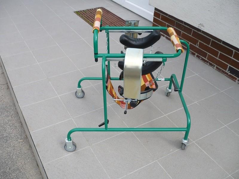 PŮJČOVNA REHABILITAČNÍCH A KOMPENZAČNÍCH POMŮCEK PODMÍNKY PRO ZAPŮJČENÍ POMŮCEK 1.