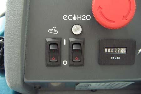OBSLUHA CZ Modely ec-h2o (modely ec-h2o vyrobené před ec-h2o NanoClean) Pokud zazní alarm a indikátor systému ec-h2o začne blikat červeně, je nutné modul systému ec-h2o propláchnout a obnovit provoz
