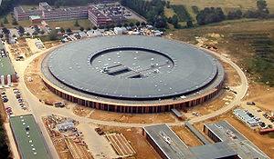 Synchrotron kruhový urychlovač částic (cyklotron).