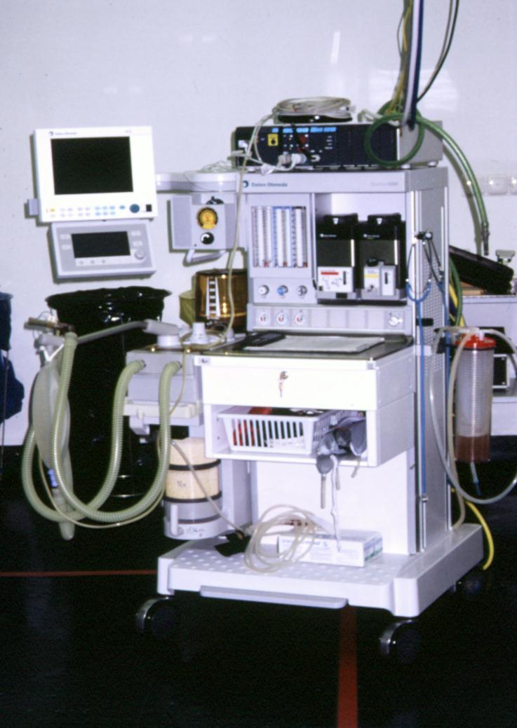 Neurochirurgická intervence - obecně Opatření: zajistit monitoraci: EKG, saturace O 2, NIBP, TT 0 C, měření invazivních tlaků intubace