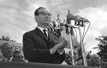 června 1968 byl pak zveřejněn manifest zformulovaný na podnět několika pracovníků Československé akademie věd (ČSAV) spisovatelem a novinářem Ludvíkem Vaculíkem (člen KSČ) s názvem Dva tisíce slov.
