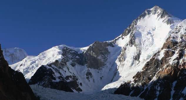 Mára Holeček ve štítové stěně Gasherbrumu, foto Zdeněk Hák Pokus Máry Holečka a Jána Smoleně o průstup JZ stěnou Kyazo Ri (6186 m n. m.) v Nepálu ukončila Smolova výšková nemoc po 800 m lezení.