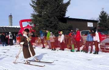 Letos se přihlásilo 18 týmů, včetně dvou saských ski klubů ze Schwarzenbergu a Oberwiesenthalu. 3, 2, 1, start S úderem 14.