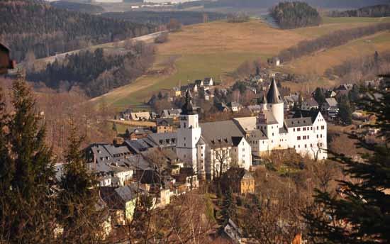Z dějin města Schwarzenbergu Historie osídlení na území dnešního Schwarzenbergu sahá až do roku 1150, kdy se na dnešním Zámeckém vrchu (Schlossberg) a v jeho okolí usadili Slované.