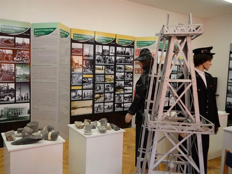 Naftařská expozice (obr. 31) se zaměřuje na historii ropného dobývání na území Gbel.