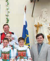 Jako obutí se nosí v Březové a Lopeníku vysoké černé holínkové boty, nezdobené a s nízkým širokým podpatkem a tvrdou holínkou.