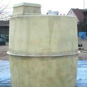 Na rozdíl od plastových jsou betonové nádrže odolné velkému vnějšímu tlaku, proto se doporučují pro stavbu pod příjezdovými cestami. Obr. 10 Betonové nádrže [2] Obr.