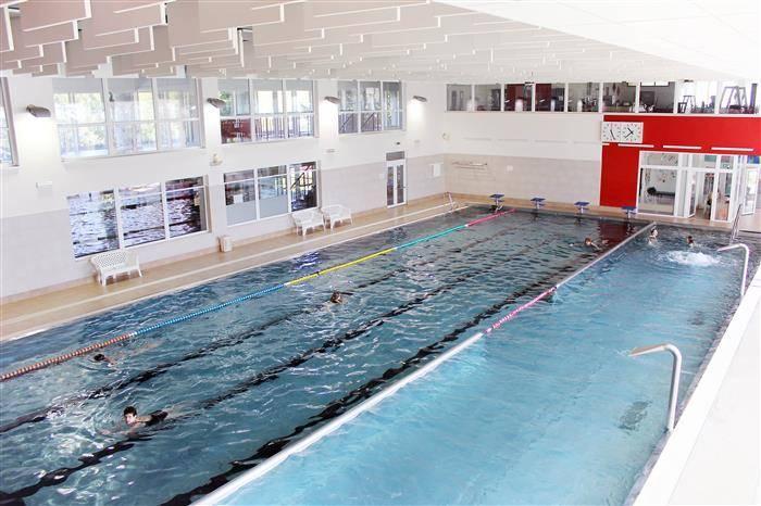Krytý plavecký bazén Benešov Naše škola sousedí s krytým plaveckým bazénem. Mnoho našich spolužáků si myslí, že právě bazén je největší odběratel pitné vody v Benešově.
