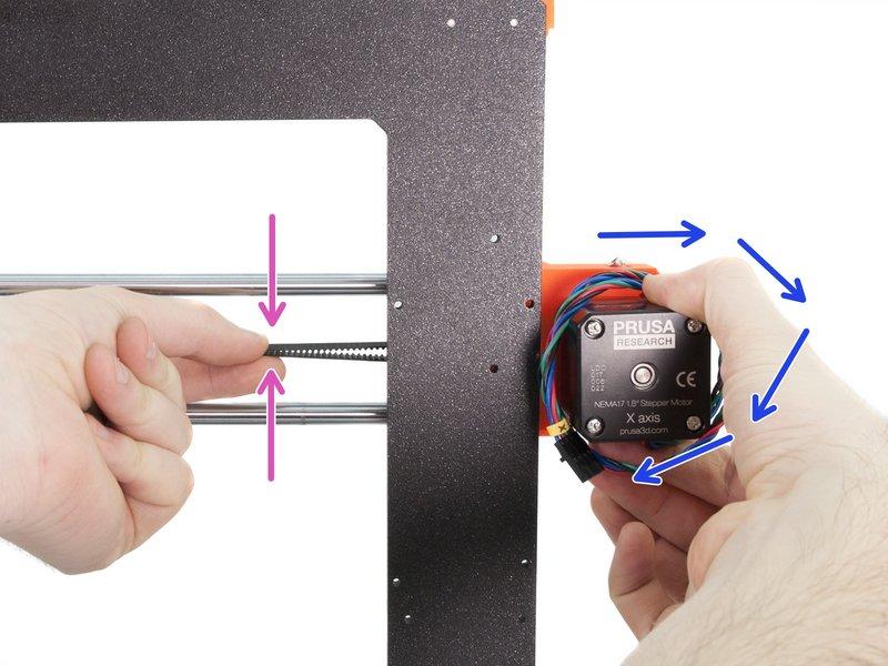 Step 14 Napnutí řemene osy X (1. část, nový design) Pravou rukou otočte motorem do původní polohy a podržte jej (dojde k napnutí řemene). Prsty levé ruky zmáčkněte řemen směrem k sobě.