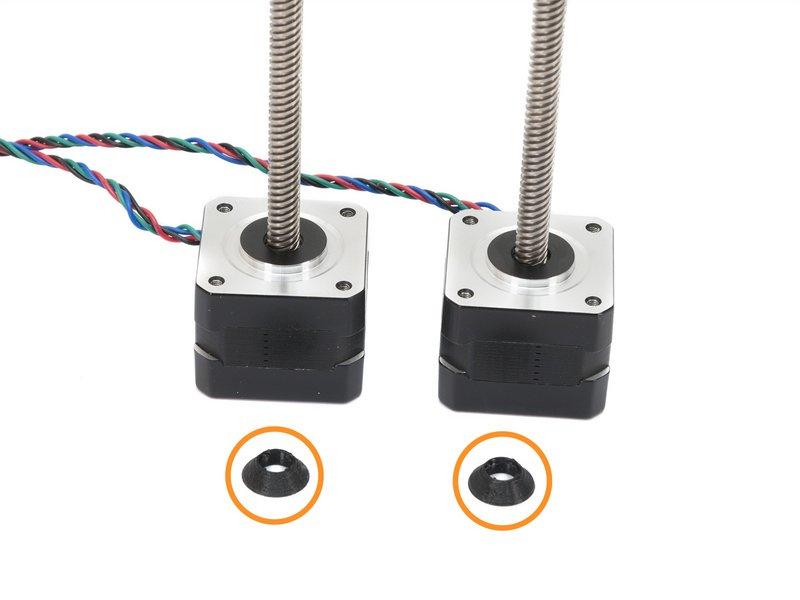 Step 3 Nasazení krytek motorů Pro následující krok si prosím připravte: Motor osy Z (2x) Každý z motorů osy Z má