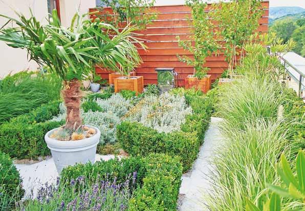 Predstavujeme vám dve strešné záhrady, pričom každá z nich je inšpirovaná iným záhradným štýlom. Výsledkom je rôzna podoba a atmosféra.