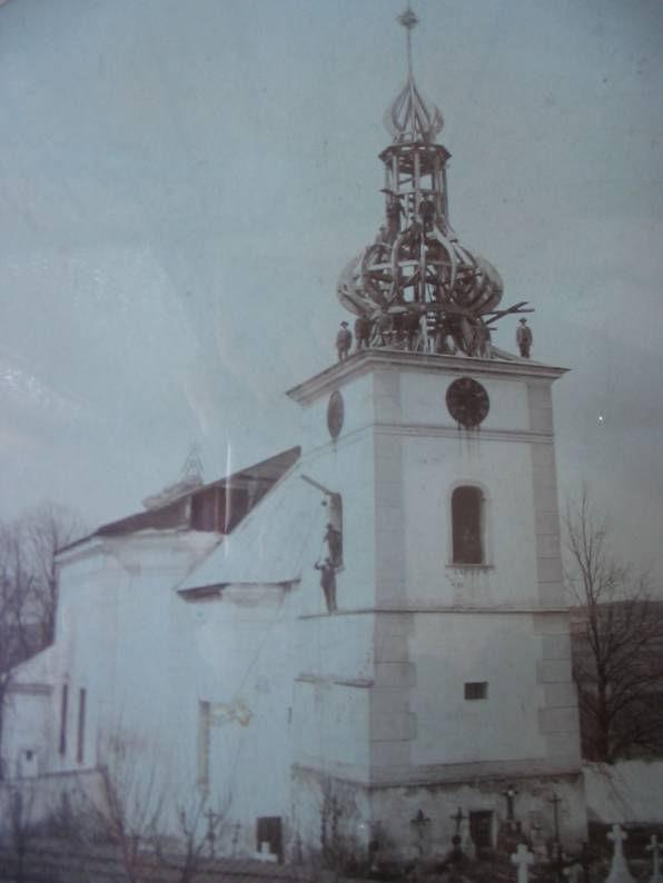 č. 80. Stavba nového krovu na věži č.