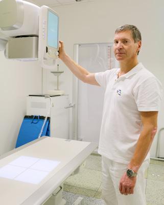 V závěru předešlého týdne byla dokončena instruktáž personálu oddělení, který bude přístroj splňující nejpřísnější bezpečnostní kritéria obsluhovat.