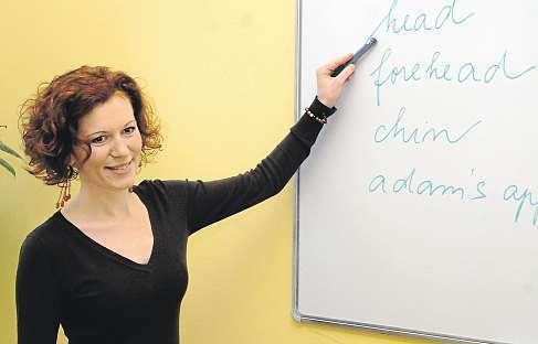 Přibližně za 8až10měsíců se iúplný začátečník může dostat na úroveň středně pokročilého až pokročilého studenta, který je nejen schopen napsat dopis či přeložit text, ale především se domluvit