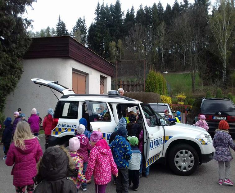 DUBEN Přednáška o bezpečnosti pro MŠ Hradisková Dne 11. 4. 2017 dopoledne přijeli strážníci městské policie Letohrad a Jablonné nad Orlicí Jaromír Hrubý a Eva Fialová na návštěvu do mateřské školky.