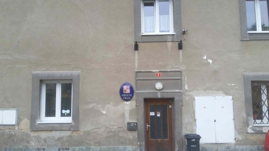 Nové dveře na OÚ Výměna dveří byla konzultována s Národním památkovým