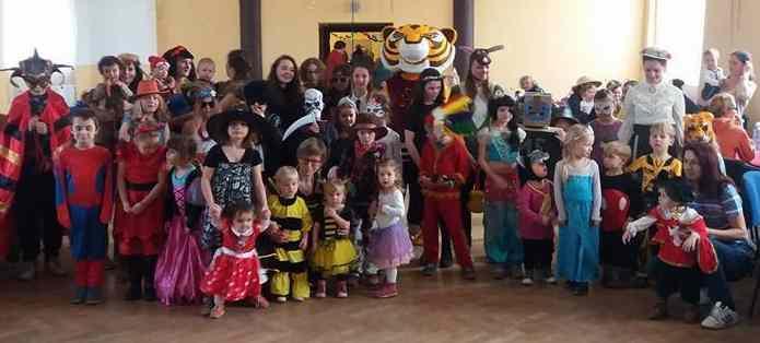 Podporujeme kulturní život v obci tradiční akce jako karneval, čarodějnice,