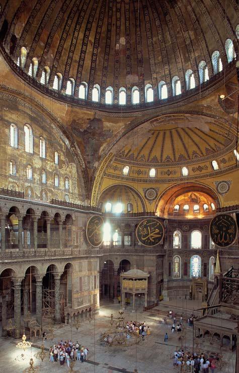 Raně křesťanská doba > Byzantský sloh Kupole na pendentivech Na rozdíl od kupole Pantheonu, jež spočívá na kruhové základně, kupole chrámu Hagia Sofia a dalších byzantských kostelů podepírají stavby
