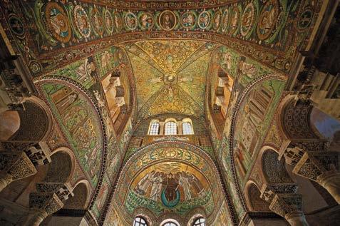 Aby se kompenzoval geometrický nesoulad, musela byzantská kupole sedět na pendentivech zakřivených trojúhelníkových klenbách, které jak vizuálně, tak konstrukčně vyplnily mezeru vzniklou mezi čtyřmi