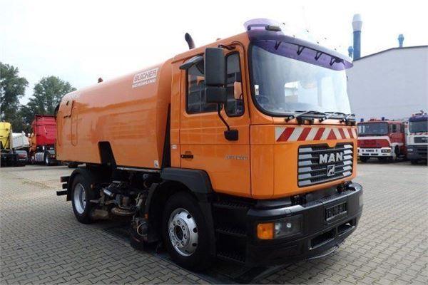 5.4 Zametací vůz typ: MAN ME 14.225 CityFant hmotnost: 15,00 t objem nádrže - voda: 2 m 3 rychlost při zametání: 2 5 km/h využití: čištění vozovek Obr.