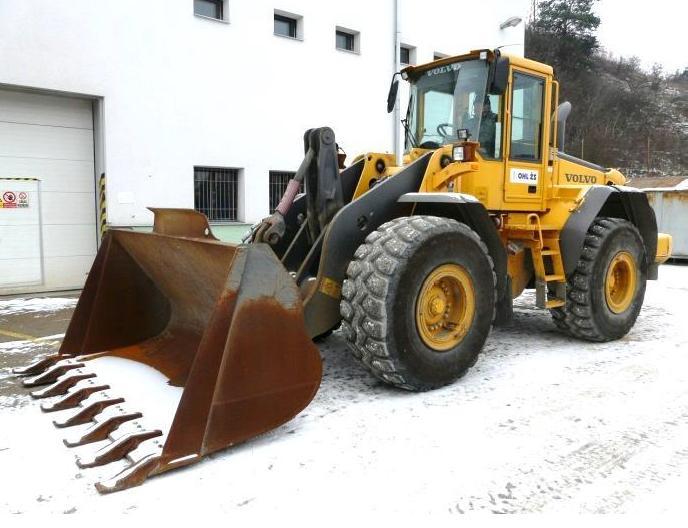 2.2 Nakladač Volvo L110 E hmotnost: 18,40 t výkon: 150 kw příslušenství: nakládací lžíce