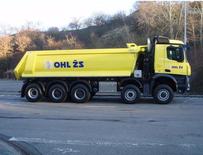 3.3 Nákladní automobil 10x6, 5 - nápravový typ: hmotnost: výkon: užitné zatížení: využití: Mercedes Arocs 10x6 17,04 t 350 kw 22,6 t přeprava sypkých hmot