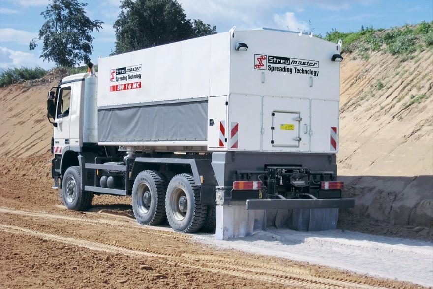 4.3 Dávkovač pojiva typ: Wirtgen Streumaster SW 16 MC + MAN hmotnost: 15,00 t výkon: 1 60 l / m 2 pracovní šířka: 2 460 mm objem zásobník: 16 m 3 využití: provádění