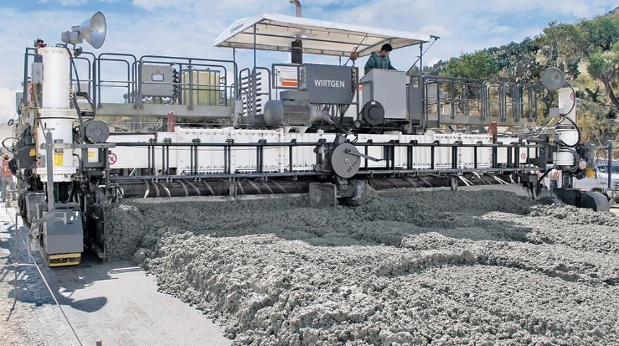 4.5 Finišer cementobetonový kryt typ: Wirtgen SP 1200 hmotnost: 78,00 t výkon: 224 kw šířka pokládky: 4 000 mm 12 000 mm rychlost pokládky: až 5,9 m / min rychlost přesunu: až 23,5 m / min